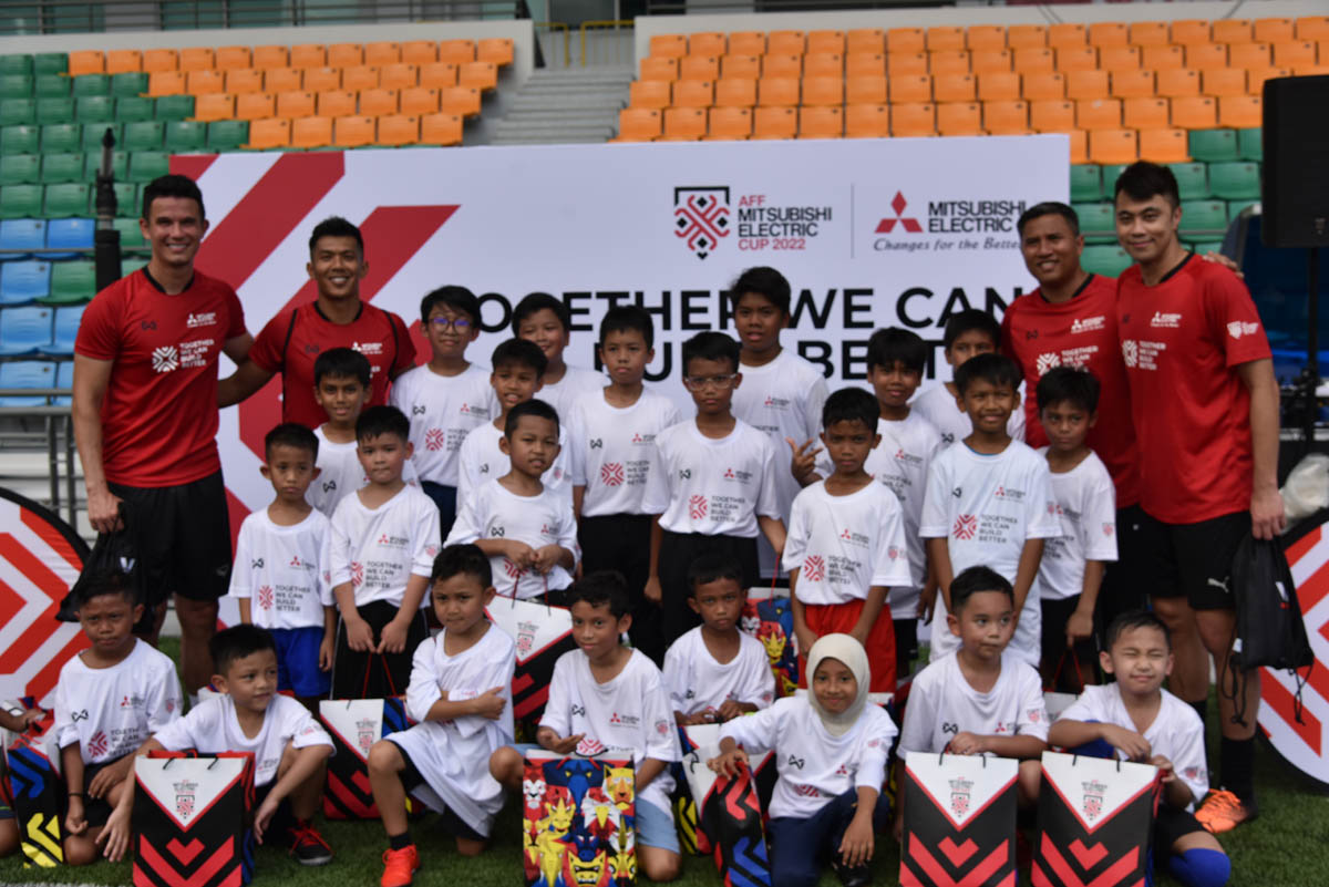 AFF Mitsubishi Electric Cup Trophy Tour and Football Clinic reaches Singapore
